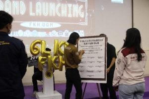 Gambar 3. Penandatanganan Pakta Integritas oleh Ketua UKM dan Ormawa FKH UGM